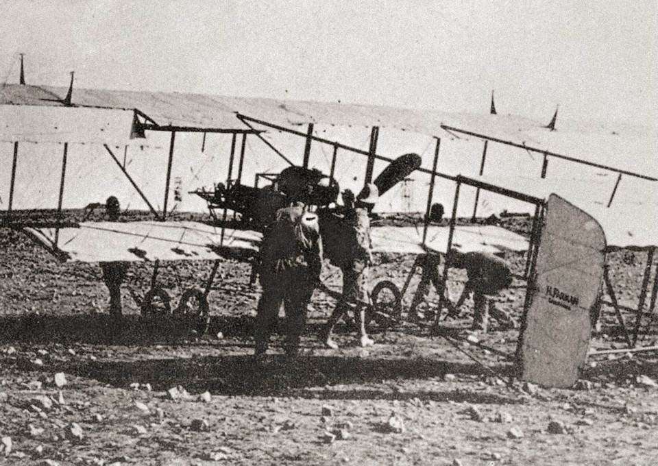 Фарман IV – один из первых аэропланов, которые были куплены военными ведомствами. На фото этот самолет в лагере итальянских военных авиаторов в Дерне, Триполитания – война с Турцией 1911 – 1912 гг.