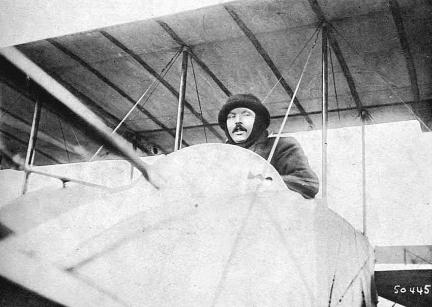 Пилот и авиаконструктор Морис Фарман (21 марта 1877 г. – 25 февраля 1964 г.) в кабине аэроплана «Вуазен» I, 1909 г.