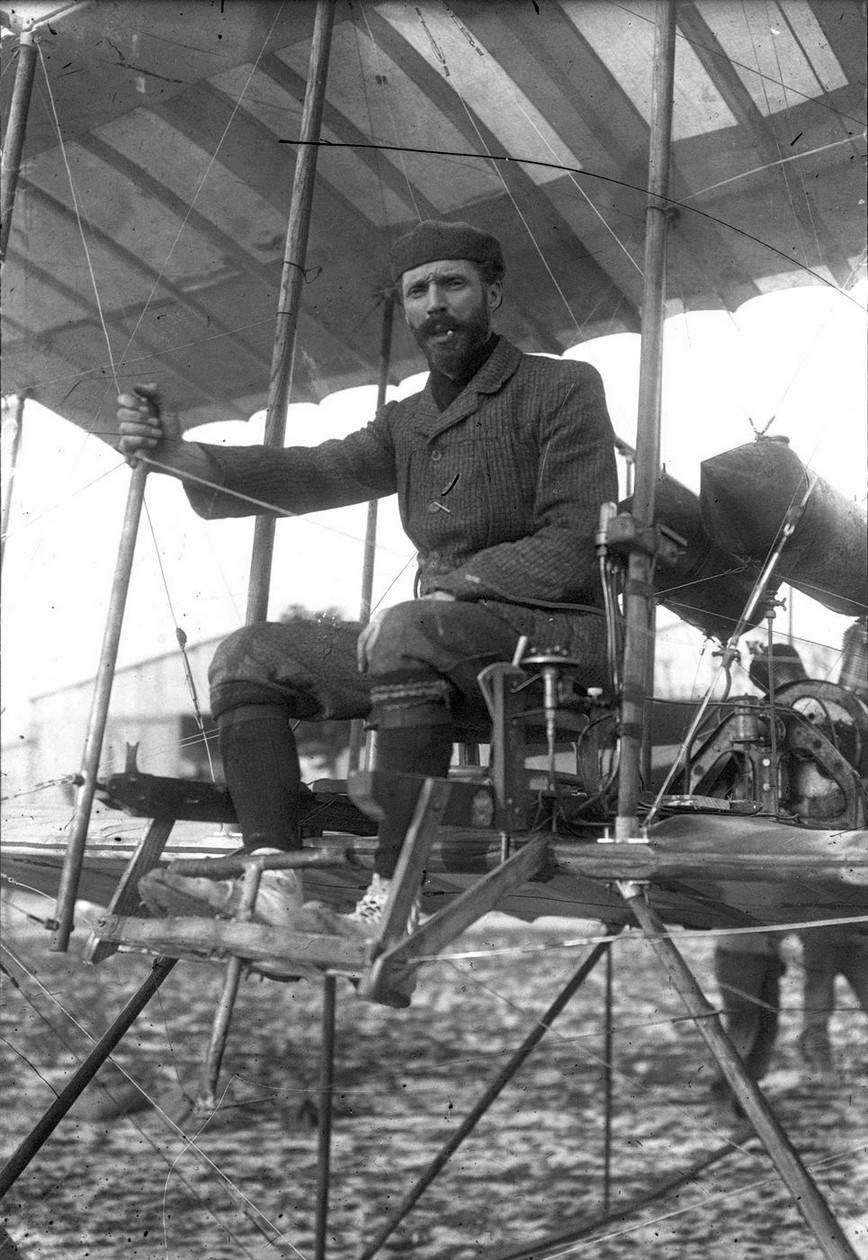 Пилот-рекордсмен и авиаконструктор Анри Фарман (26 мая 1874 г. – 17 июля 1958 г.) на пилотском месте своего аэроплана