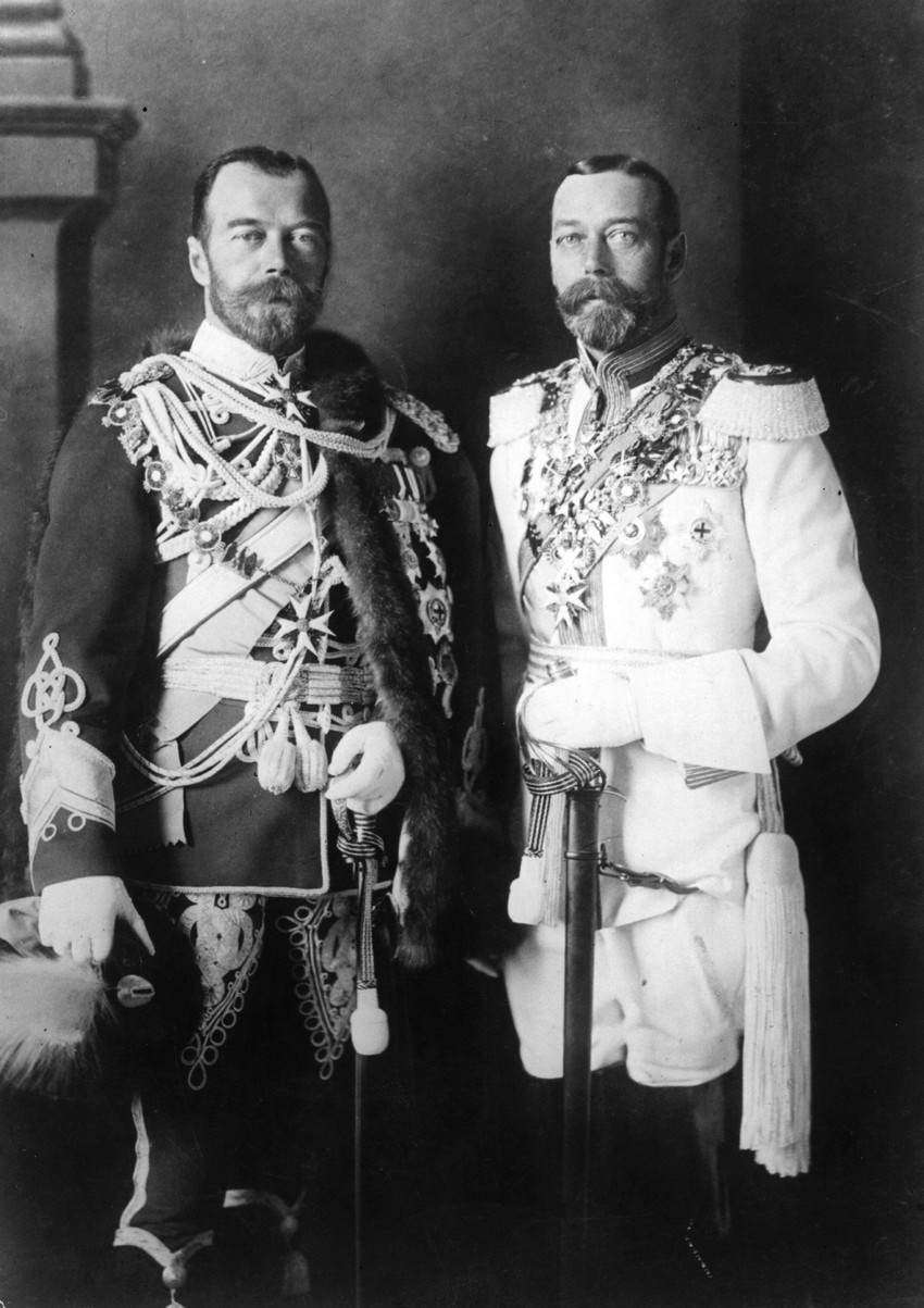 Русский царь Николай II (слева) и Король Великобритании Георг V – двоюродные братья были очень похожи. Фото сделано в Берлине в 1913 г.