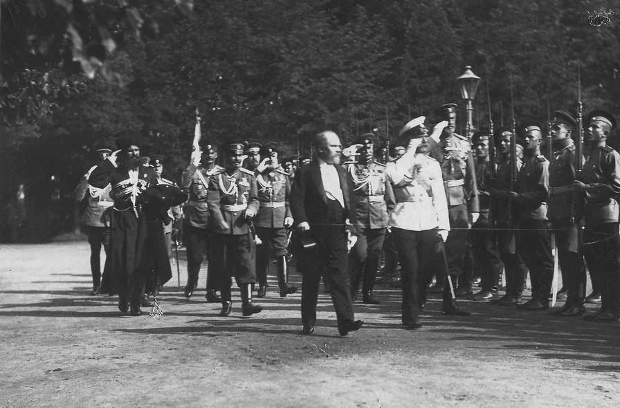 Союзники по Антанте президент Французской Республики Раймон Пуанкаре и император Николай II обходят строй почетного караула – Петергоф, июнь 1914 г.