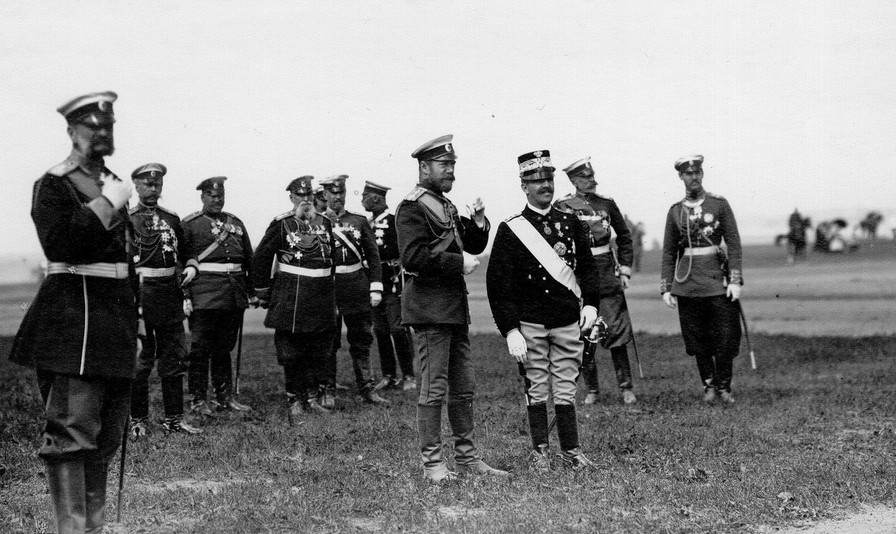 Царь Николай II и Король Италии Виктор Эммануил III принимают военный парад в честь его визита в Россию в июле 1902 г.
