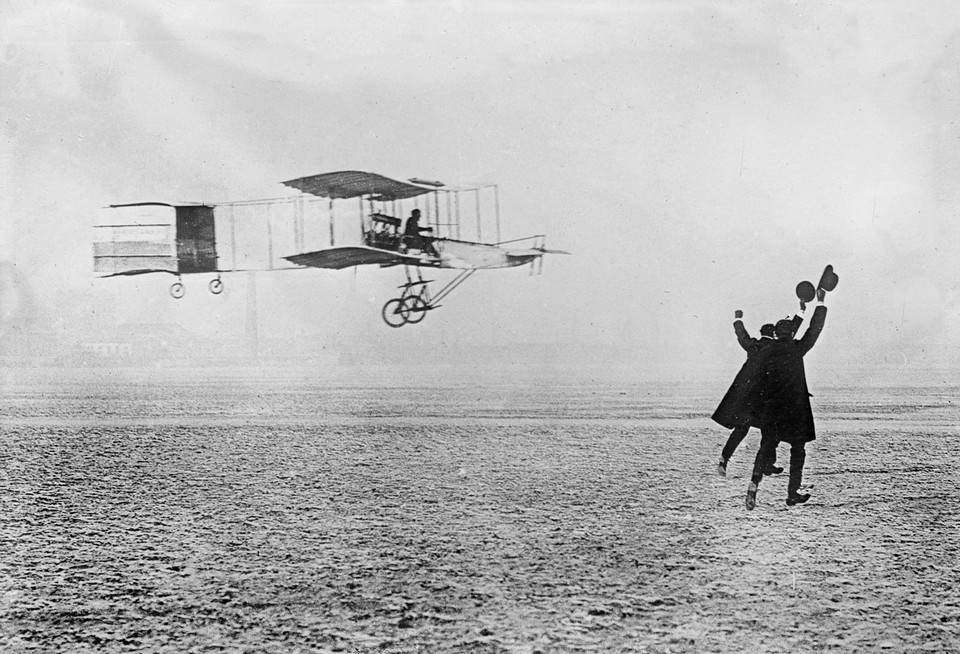 Второй экземпляр аэроплана Вуазен №2 (он же Фарман I (Вуазен-Фарман, Вуазен 1907 г., Вуазен № 2 или Вуазен II) приземляется после полета на дальность свыше 1 км, который принес его пилоту Анри Фарману «Гран-при Дойч де ля Мёрта и Ардекона» (Deutsch de la Meurthe-Archdeacon Grand Prix de l'Aviation)
