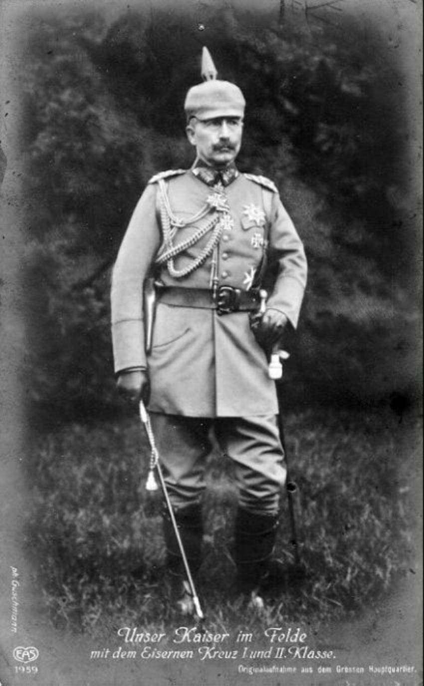 Немецкий кайзер Вильгельм II Гогенцоллерн на фронте. Уже награжден двумя Железными крестами