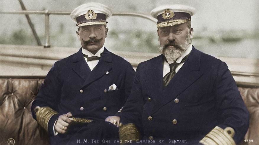 Кайзер Германии Вильгельм II (слева) с дядей ¬– английским королем Эдвардом VII, отцом Георга V. Оба – в морской форме