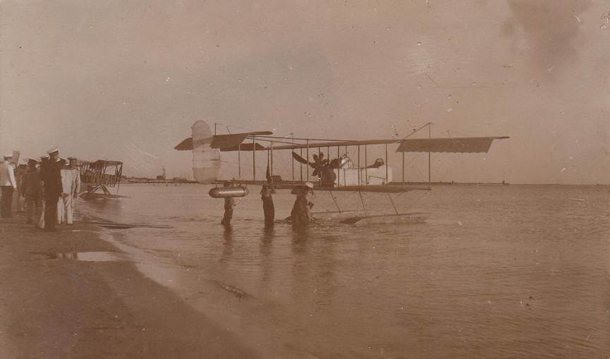 Аэроплан Фарман H.F. XVI поплавковый 1-го гидроавиаотряда в Гребном порту Санкт-Петербурга, 1913 г.