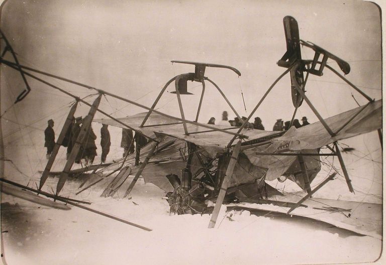 Обломки аэроплана Фарман-22 в момент неудачной посадки – 4-я авиарота ИВФР, предположительно  Псков, 1915 г. 