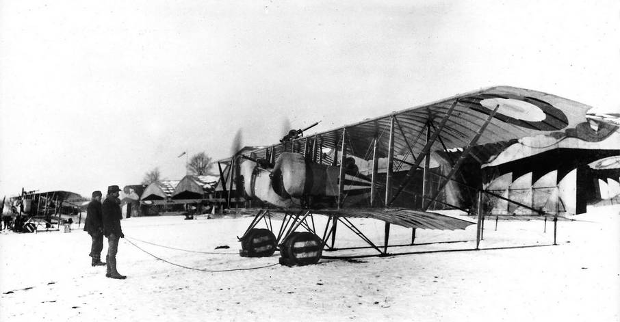 Первый французский двухмоторный самолет Кодрон G.IV делался как средний бомбардировщик и разведчик Кодрон G.IV, но благодаря наличию вооружения с успехом применялся и как истребитель – пока специализированные аэропланы этого класса не появились в достаточных количествах