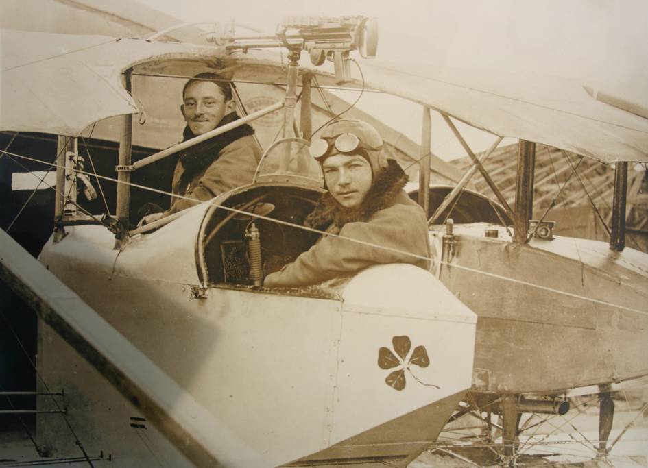 Будущий французский ас № 1 Рене Фонк (слева) с летчиком-наблюдателем в кабине двухмоторного  бомбардировщика и разведчика Кодрон G.IV, на котором он одержал свои первые воздушные победы