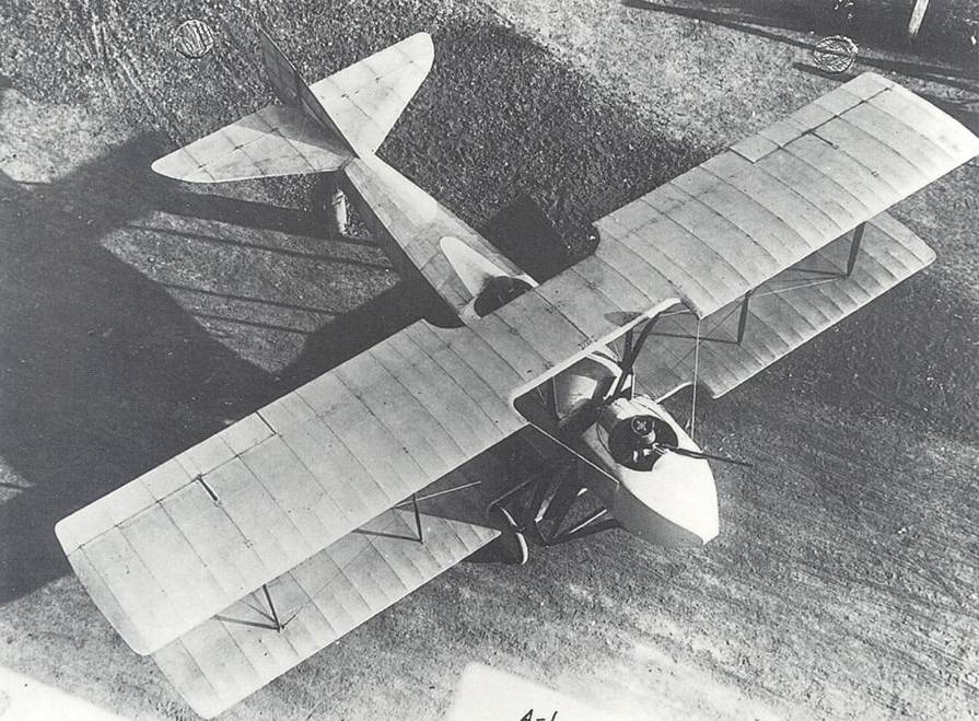 Первый биплан Луи Бешеро SPAD S.A.1 имел вполне элегантный и рациональный вид, однако воздушный винт между кабиной стрелка и основным фюзеляжем был весьма оригинальным и неоднозначным решением